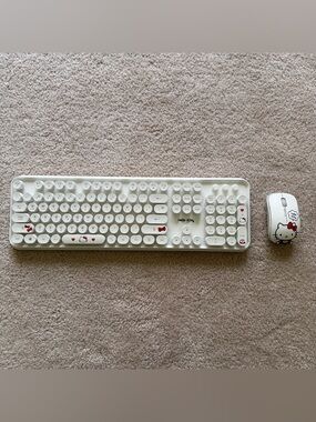 Hello Kitty Wireless Keyboard & Mouse SET Retro Typing Keyboard - White